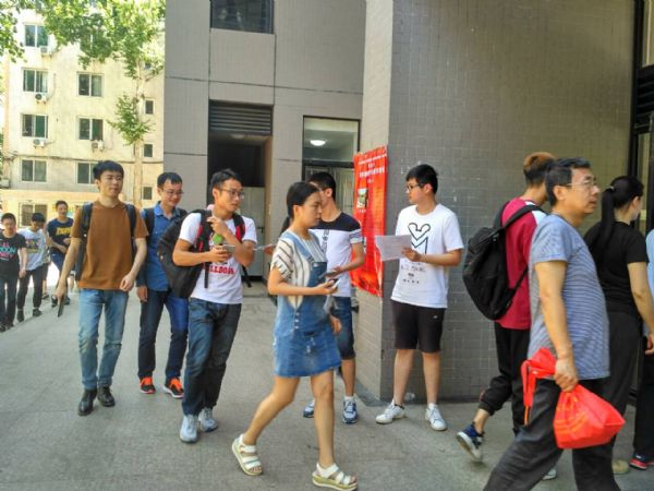 学生网管在小康桥苑门口发放传单宣传网络安全法